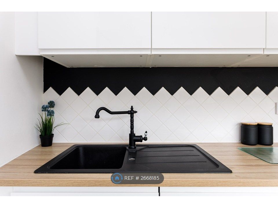 Property photo 3 of 11 Kitchen