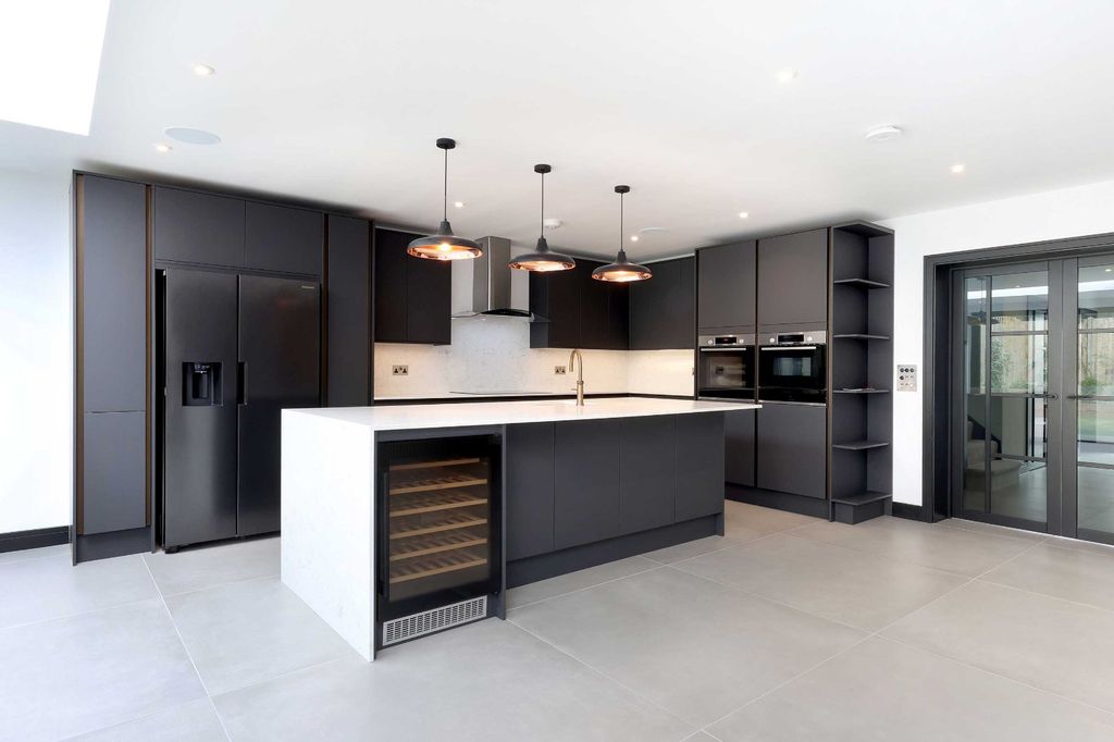 Property photo 2 of 24 Picture No. 11