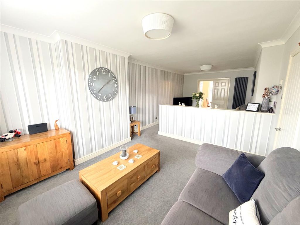 Property photo 3 of 34 Lounge