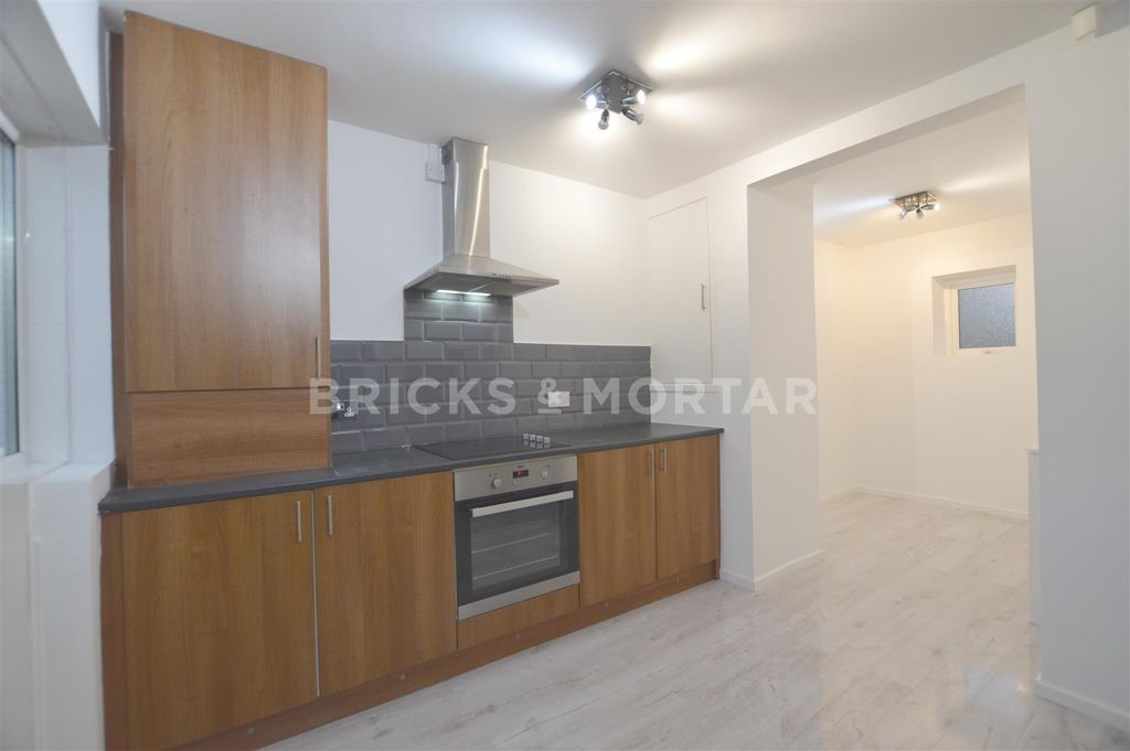 Property photo 1 of 11 Y2C5Evpfb0E7Wzzfabwhqa.Jpg