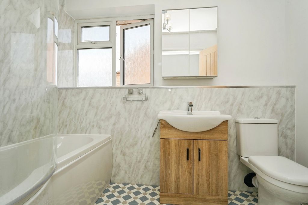 Property photo 3 of 17 Bathroom
