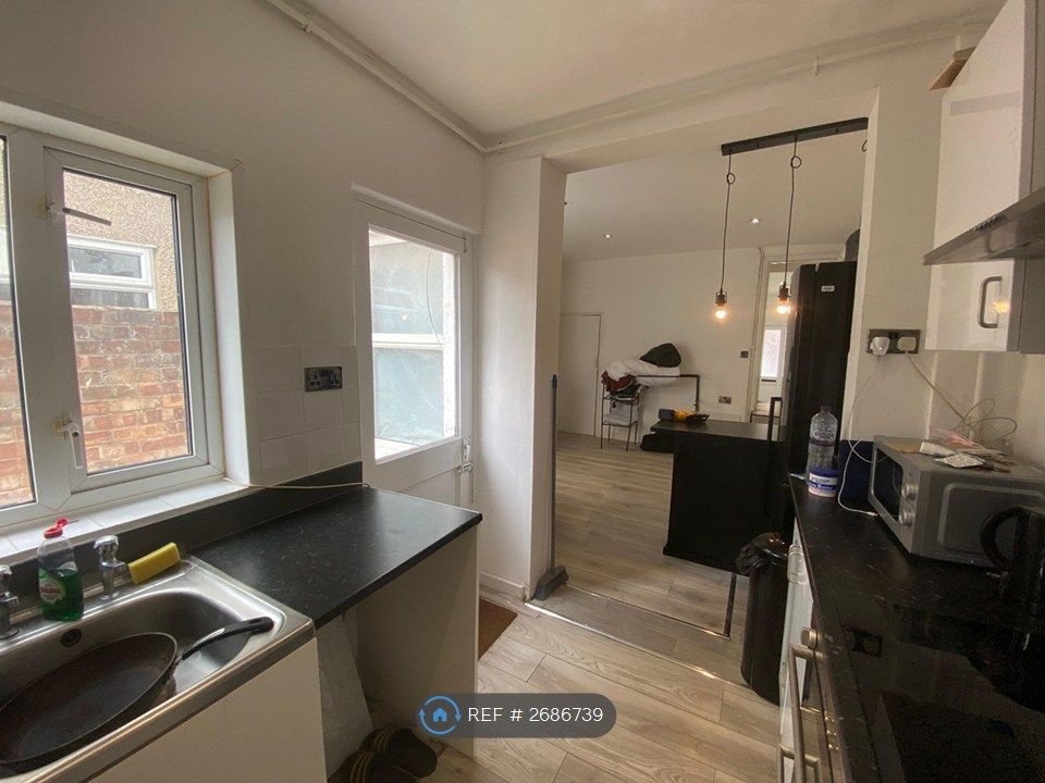 Property photo 3 of 10 Kitchen