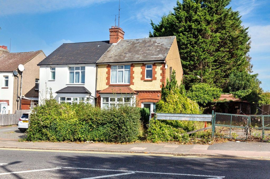 Property photo 3 of 16 30 Oakley Road, Luton Lu4 9Pu