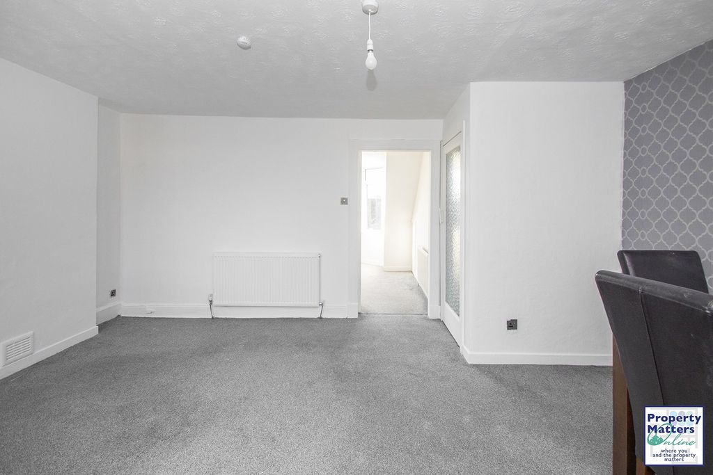 Property photo 3 of 13 Lounge