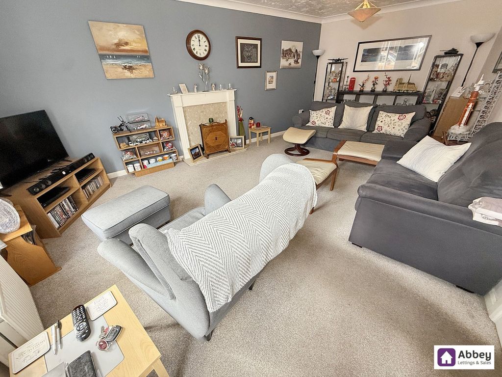 Property photo 3 of 19 Lounge