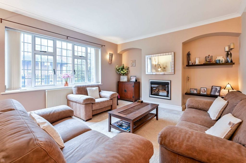 Property photo 2 of 28