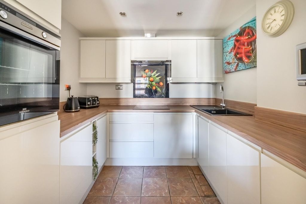 Property photo 3 of 16 316 Westgate-19.Jpg