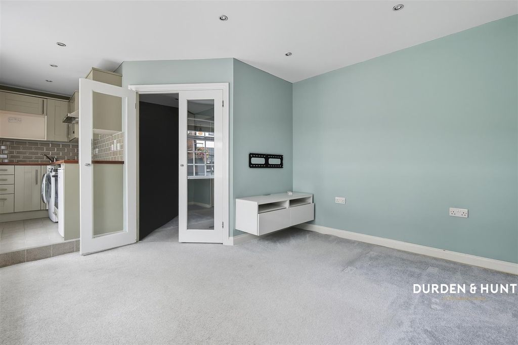 Property photo 3 of 9 High Street