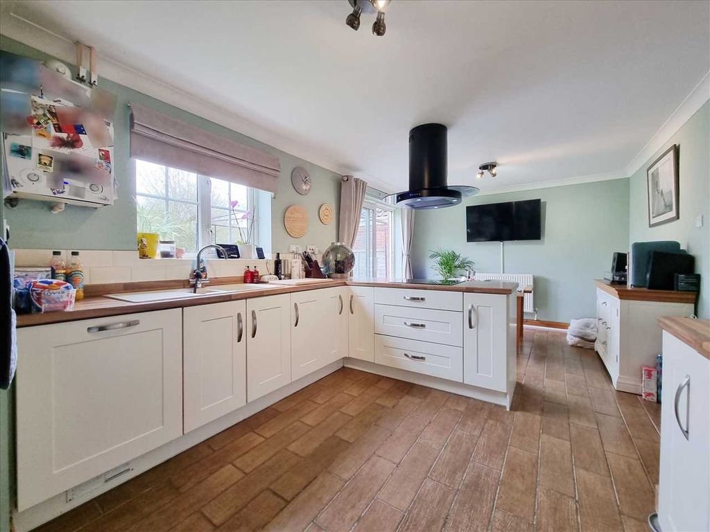 Property photo 3 of 15 Kitchen Diner: