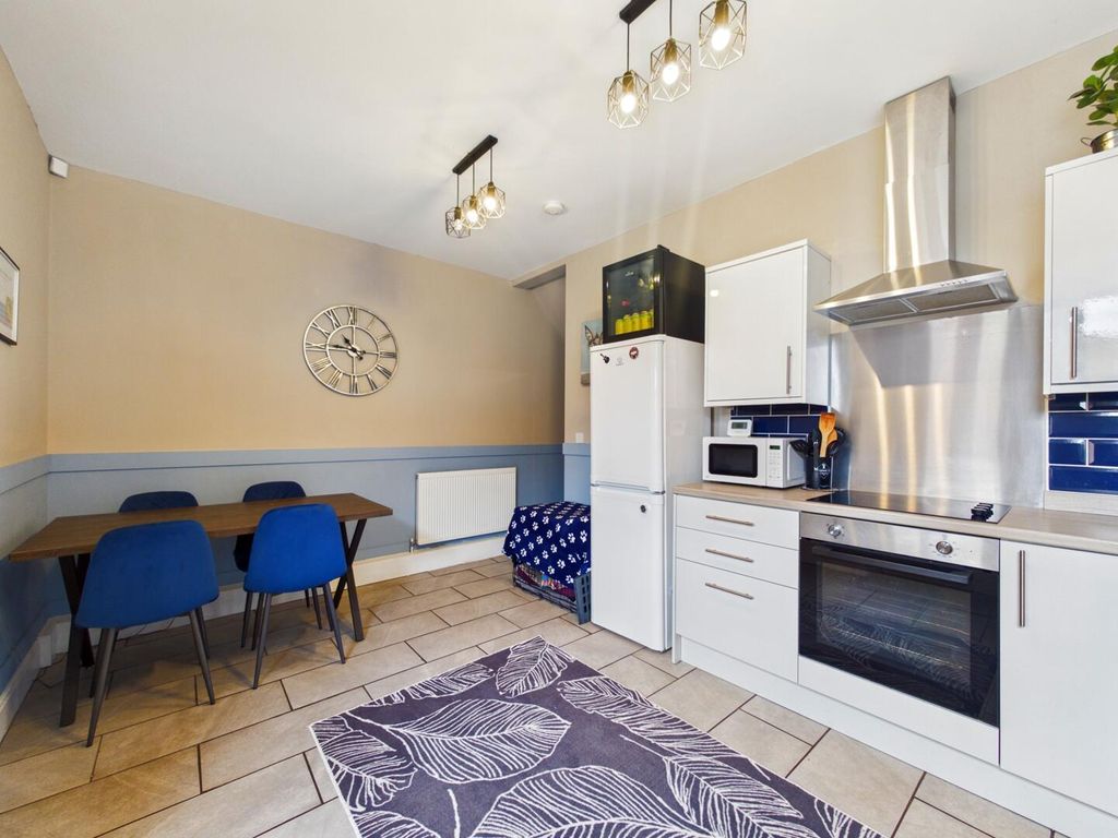 Property photo 2 of 10 Kitchen