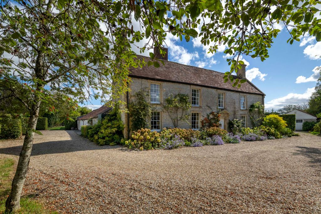 Property photo 1 of 16 Middle Farm