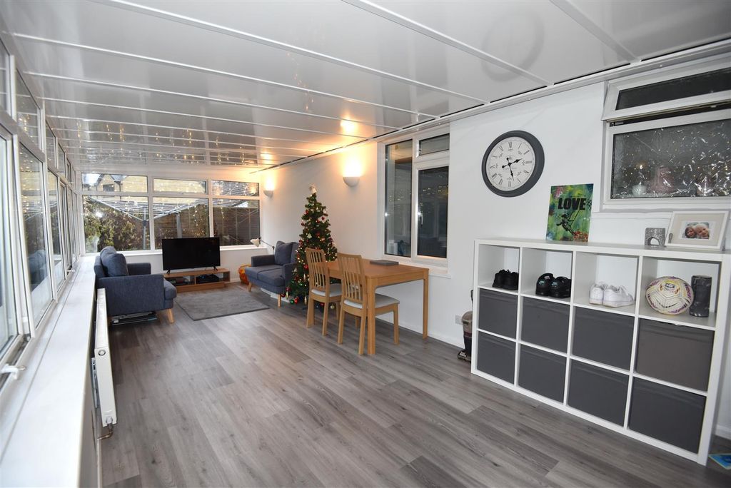 Property photo 3 of 10 Conservatory/Family Room