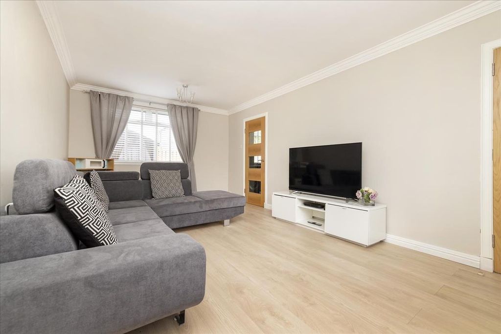 Property photo 2 of 31