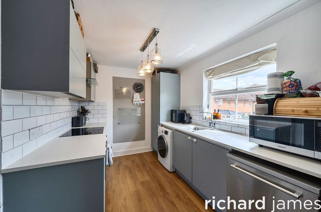 Property photo 2 of 12 566785E3Db0A47Dfa1B700A0A45F6c11