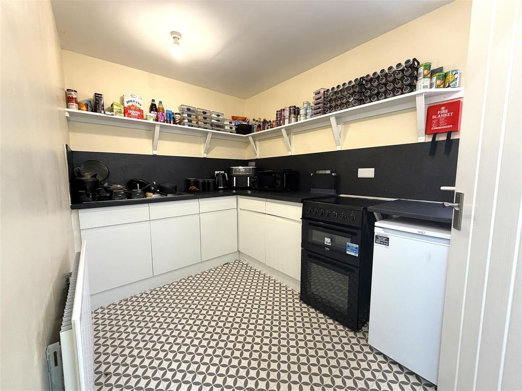 Property photo 2 of 9 Kitchen