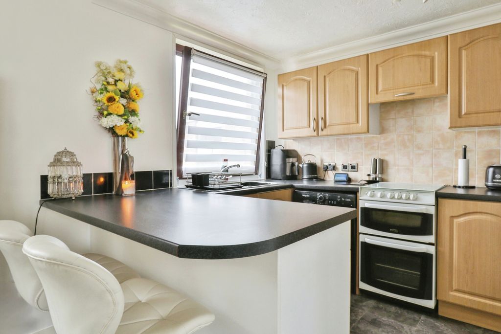 Property photo 3 of 12 Kitchen