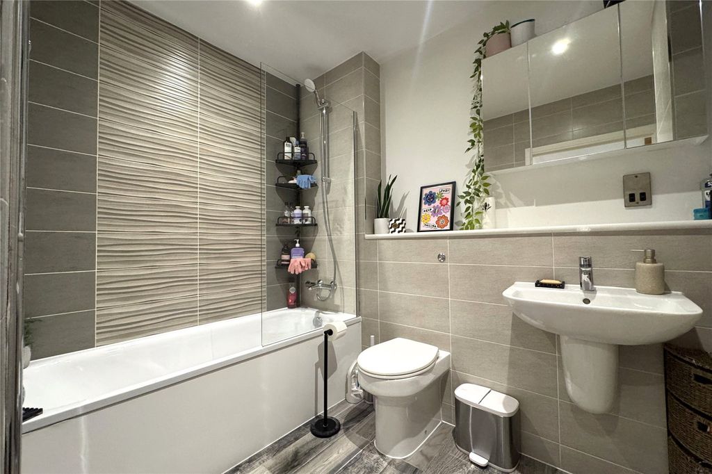 Additional image 5 of 2 bed flat for saleFarnborough Road, Farnborough, Hampshire GU14