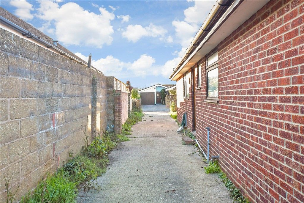 Property photo 3 of 11 Driveway/Parking