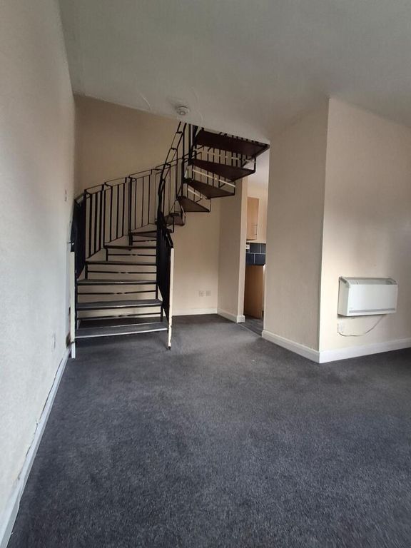 Property photo 2 of 7 Hallway