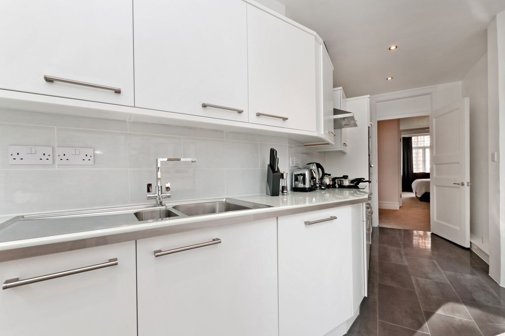 Property photo 3 of 11 Kitchen