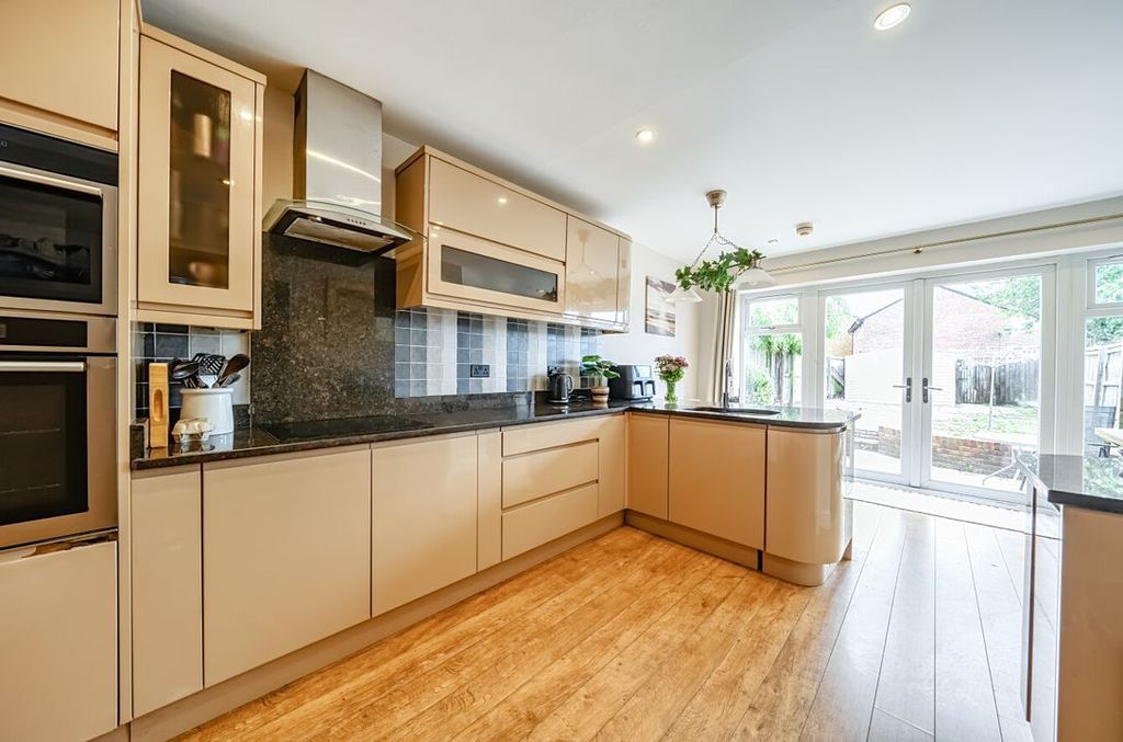 Property photo 3 of 13 1470052106A1Ea75ba63A1