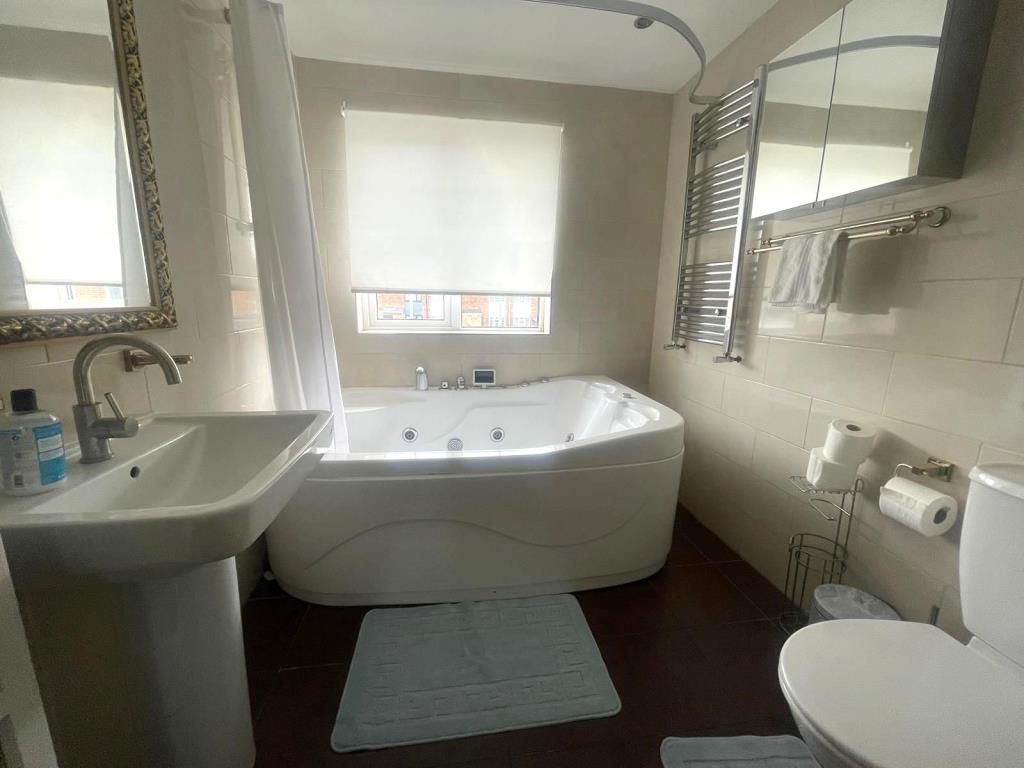 Property photo 3 of 11 Bathroom