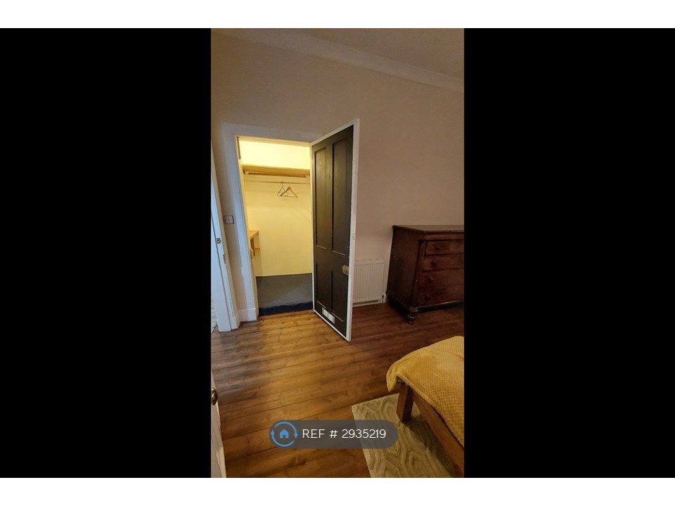 Property photo 2 of 13 Back Bedroom Walk In Wardrobe
