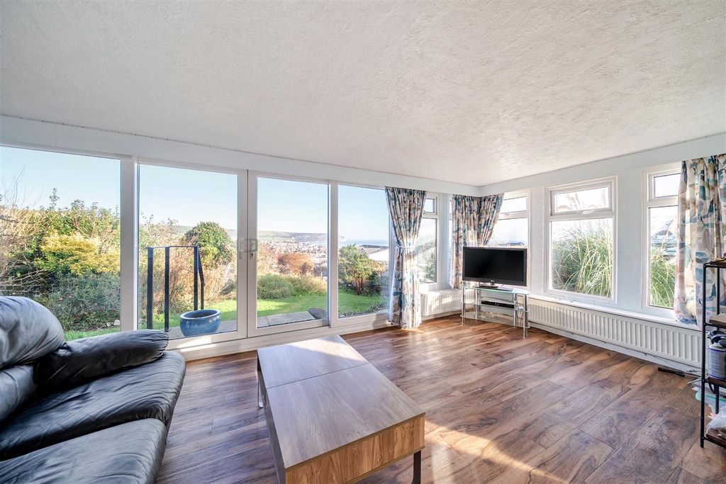 Property photo 2 of 28 1393315-19-6945343E52A84.Jpg