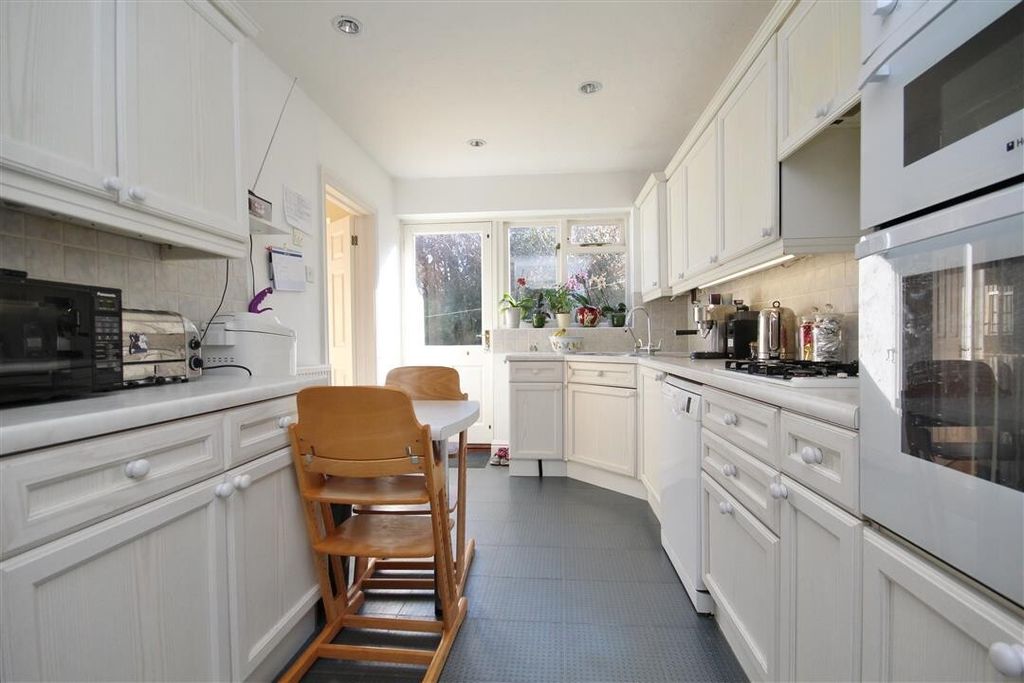 Property photo 3 of 11 Kitchen