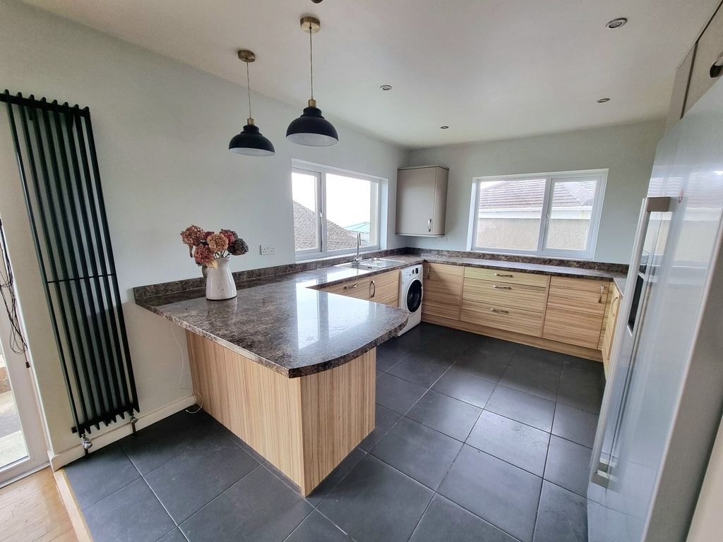 Property photo 3 of 24 Kitchen