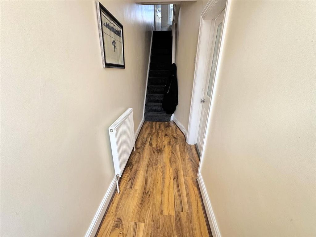 Property photo 2 of 12 Entrance Hall