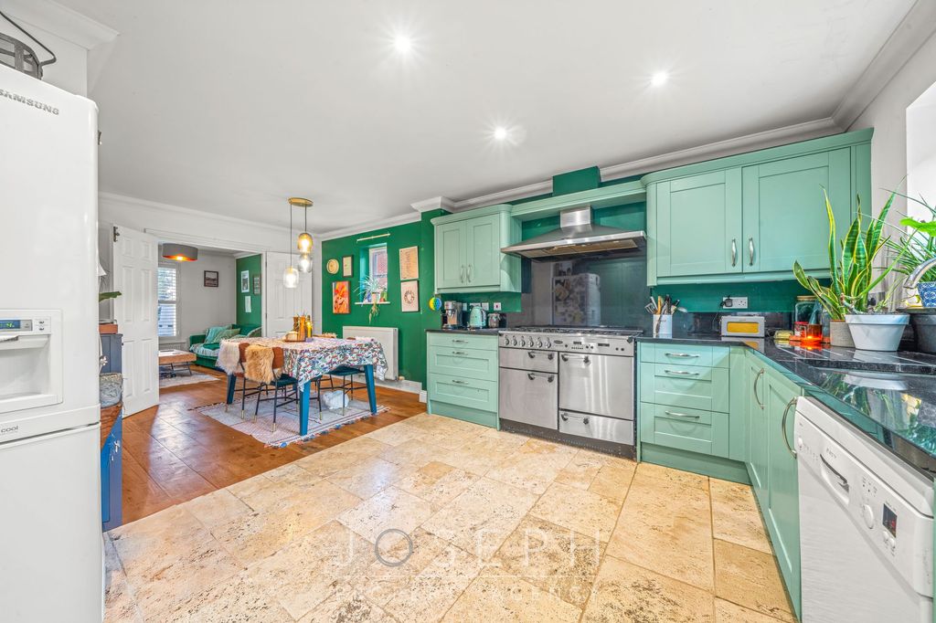 Property photo 3 of 23