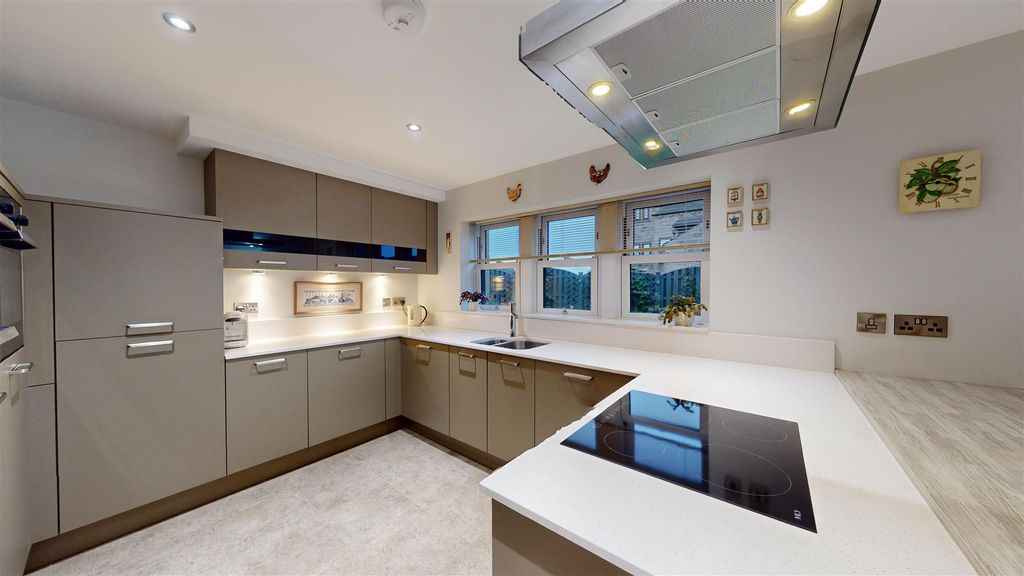 Property photo 3 of 25 Dining Kitchen / Sitting