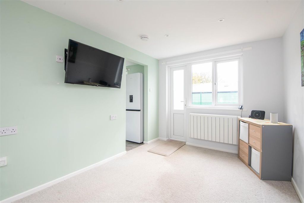 Property photo 2 of 15 Master Bedroom / Lounge