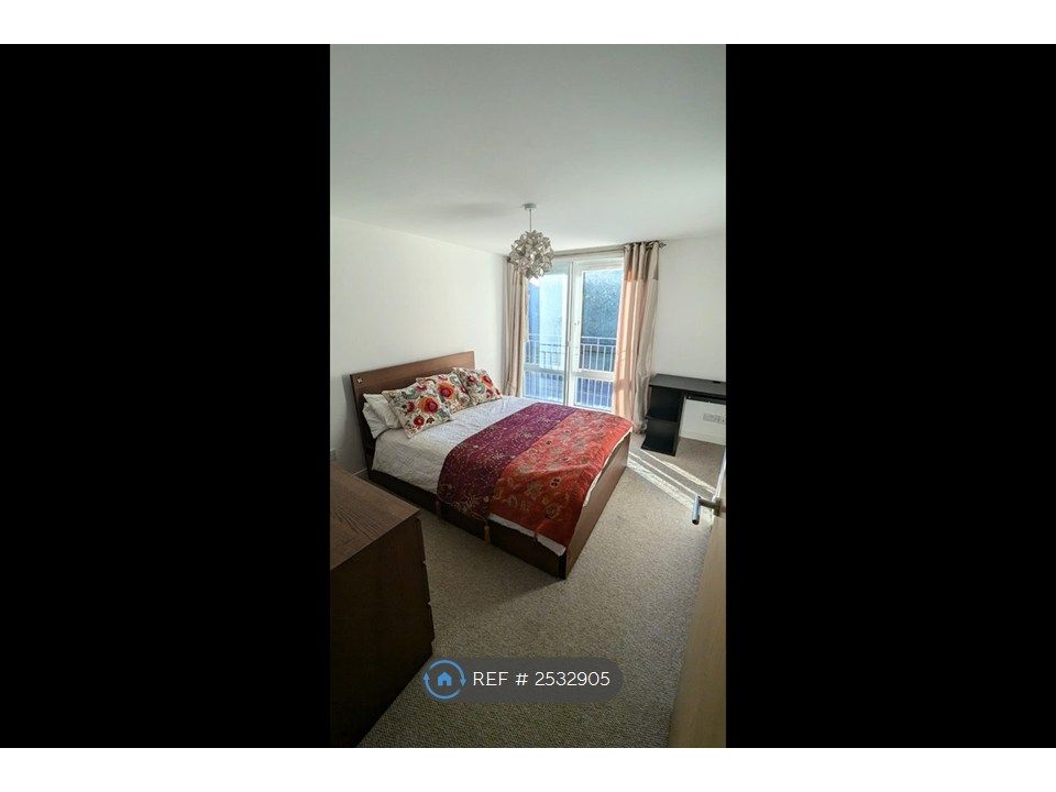 Property photo 2 of 9 Spacious Bedroom Attached To Ensuite