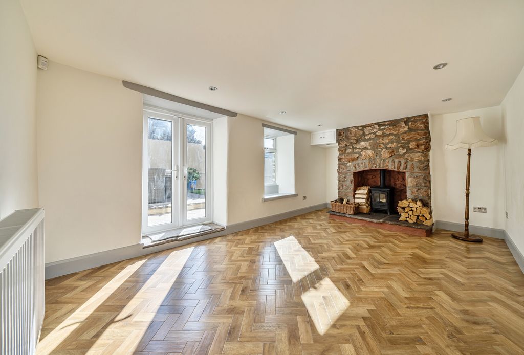 Property photo 2 of 18 Sitting Room