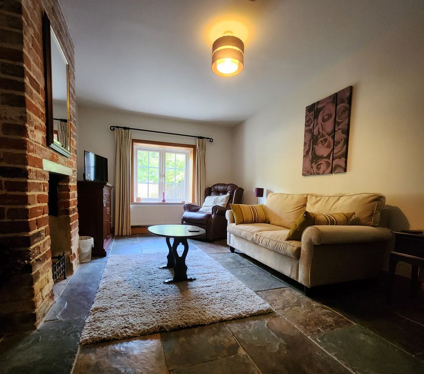 Property photo 3 of 12 Lounge 2