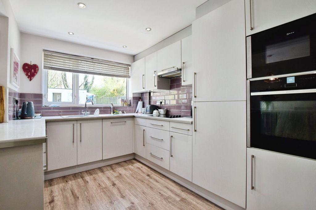 Property photo 3 of 17 Kitchen