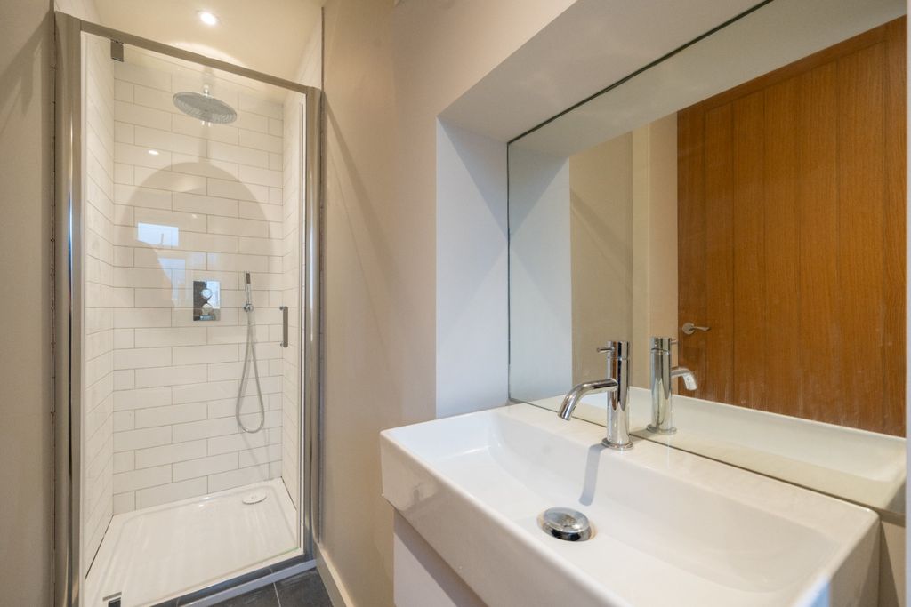 Property photo 3 of 8 4685394