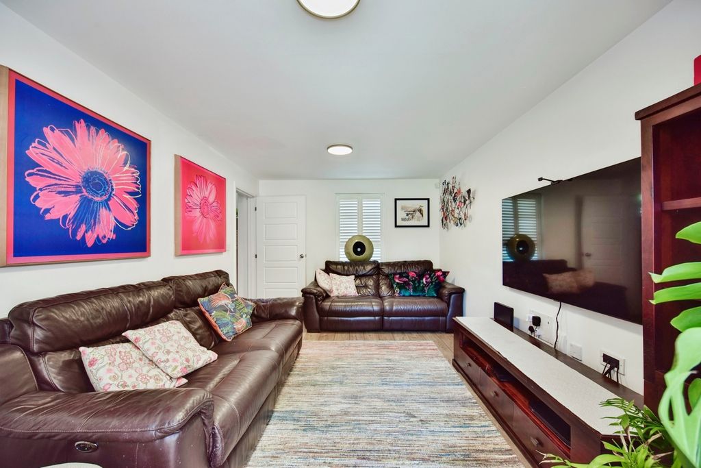 Property photo 3 of 17 Lounge