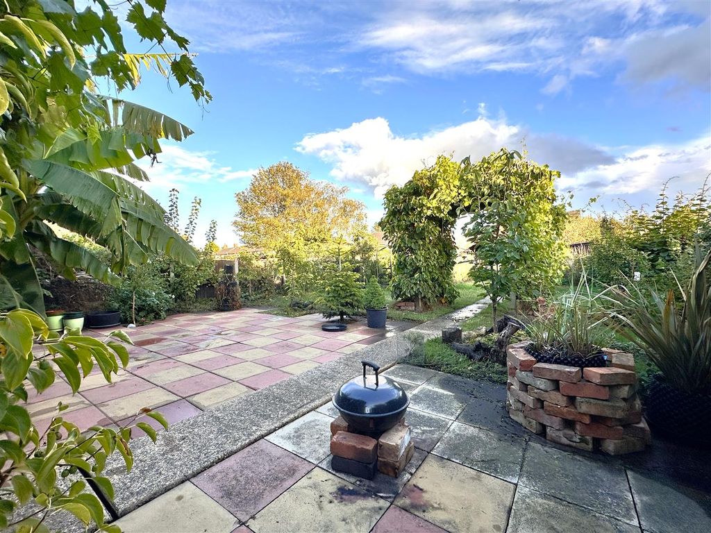Property photo 3 of 24 Beautifully Established Garden 064