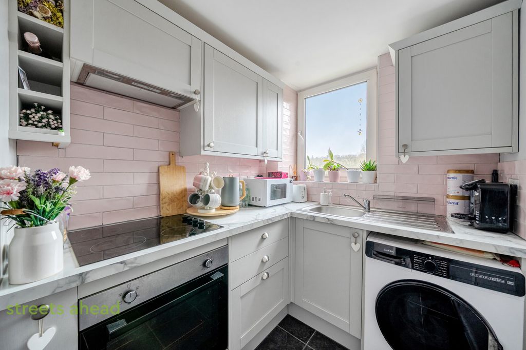 Property photo 3 of 11 98515ce5-c408-415...