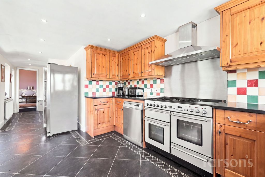 Property photo 2 of 28
