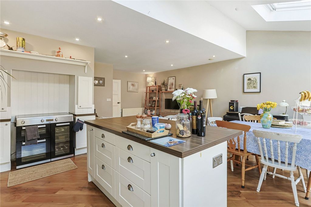 Property photo 3 of 19 Kitchen