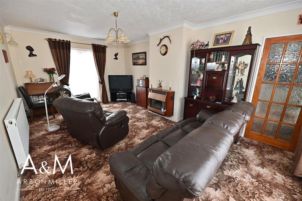 Property photo 2 of 18 Through Lounge