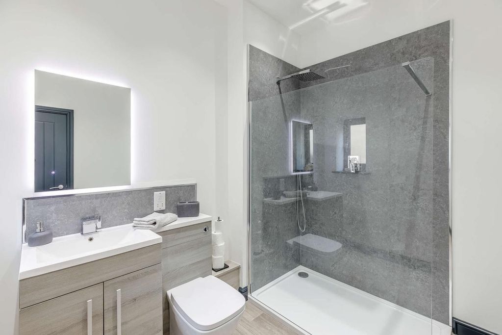 Property photo 3 of 6 Bathroom