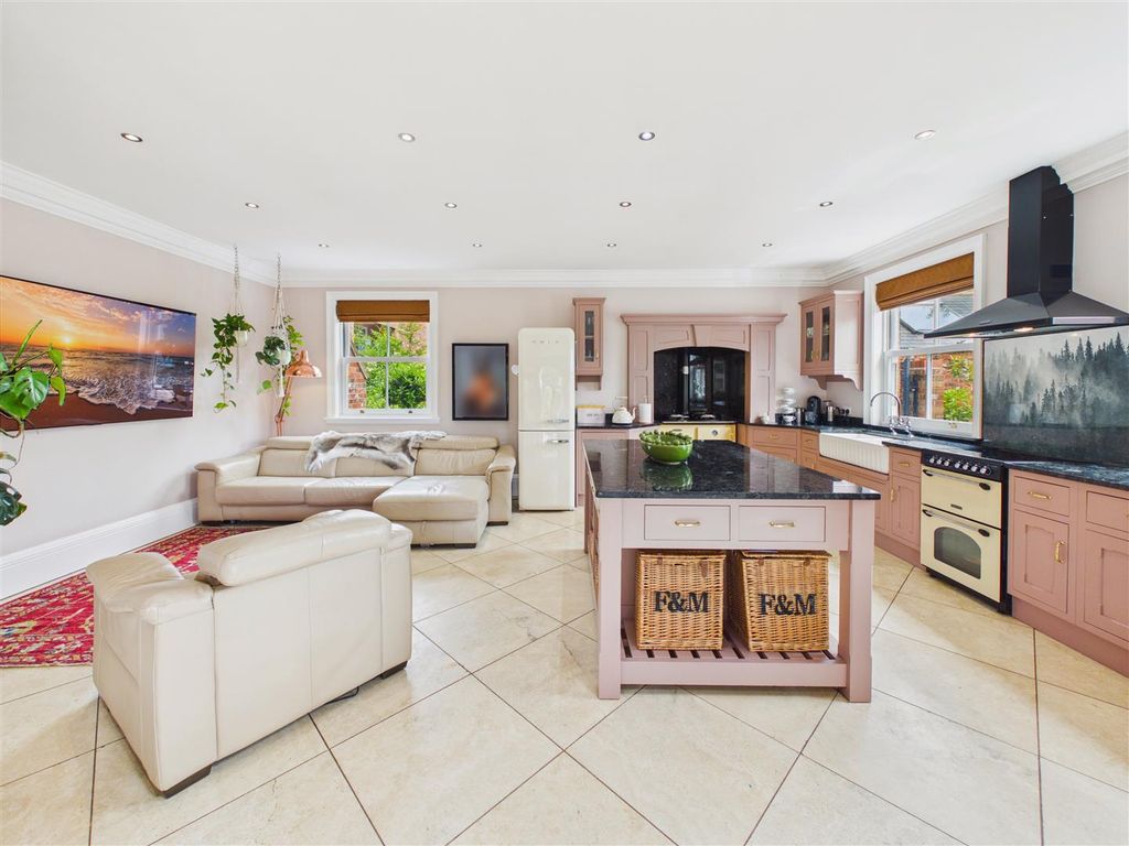 Property photo 2 of 40 Living Kitchen