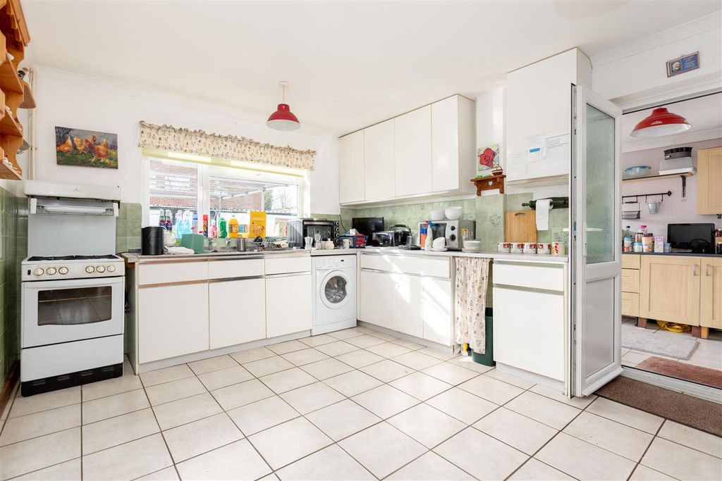 Property photo 3 of 19 Kitchen/Breakfast Room