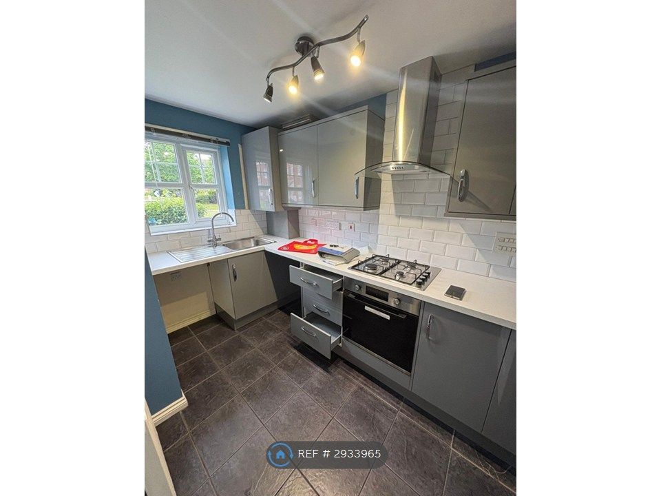 Property photo 3 of 12 Kitchen