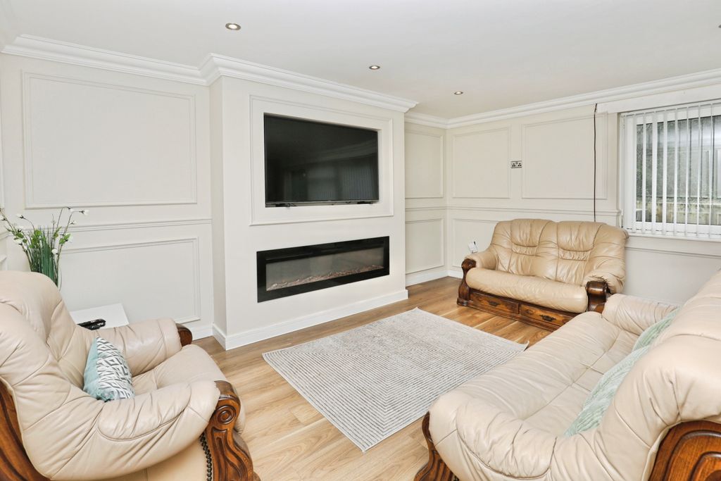 Property photo 1 of 15 Lounge / Kitchen